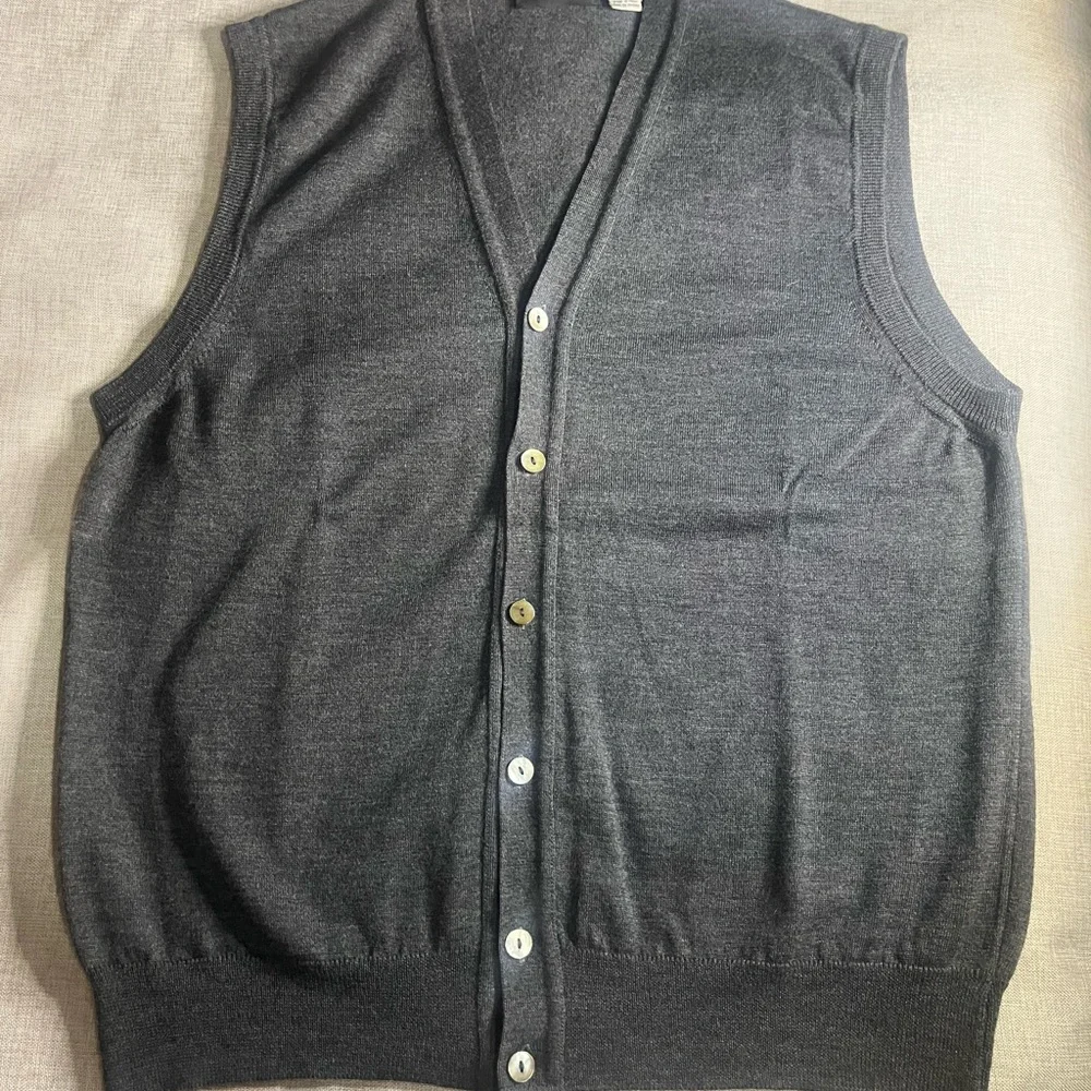 Saks Fifth Avenue Gray 100% virgin Wool Italy Button Down Seater Vest Size L